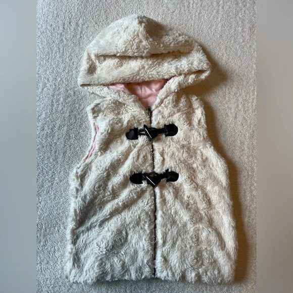 Tucker + Tate white fuzzy hooded vest, size 6 - Picture 1 of 3